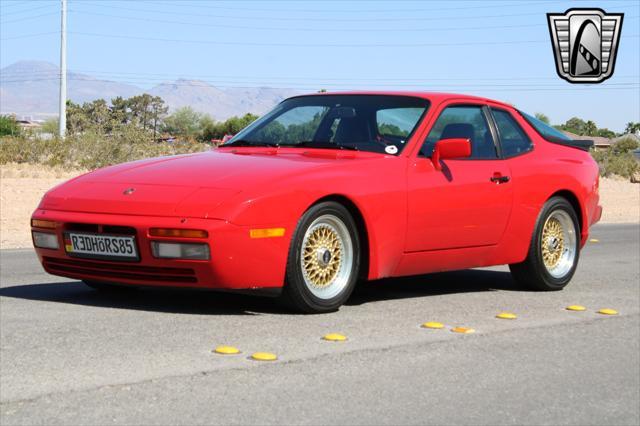 Photo of 1985 Red Porsche 944