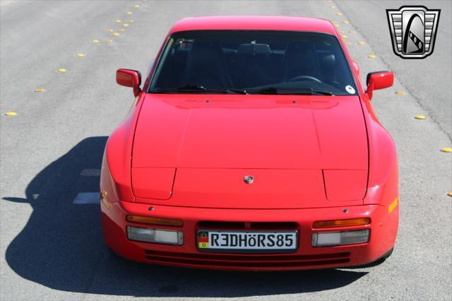 Photo of 1985 Red Porsche 944