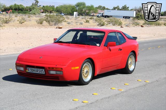 Photo of 1985 Red Porsche 944