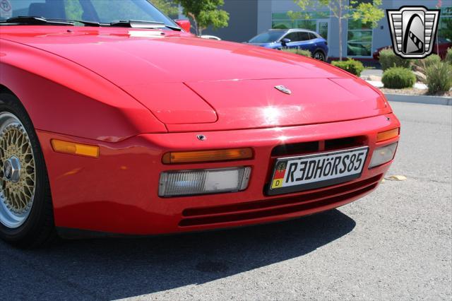 Photo of 1985 Red Porsche 944