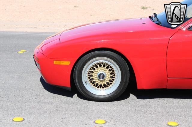 Photo of 1985 Red Porsche 944