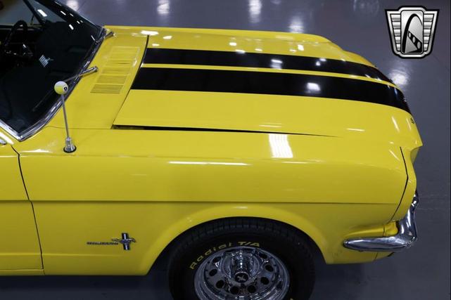 Photo of 1965 Yellow Ford Mustang