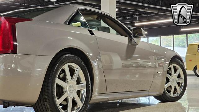 Photo of 2004 Silver Pearl Cadillac XLR