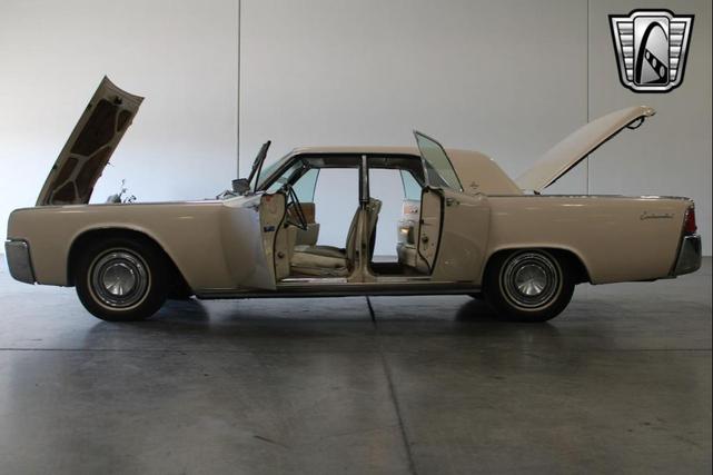 Photo of 1963 Yellow Lincoln Continental