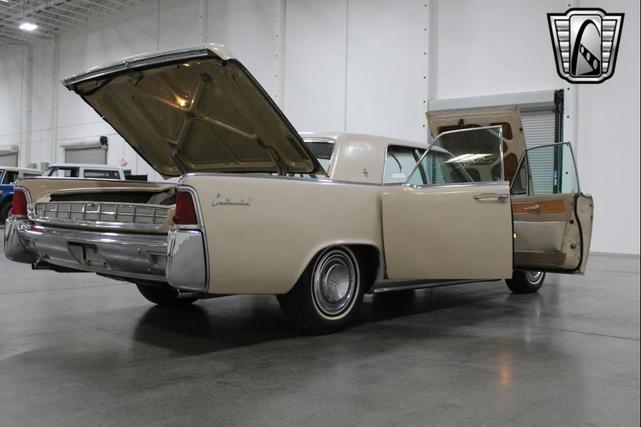 Photo of 1963 Yellow Lincoln Continental
