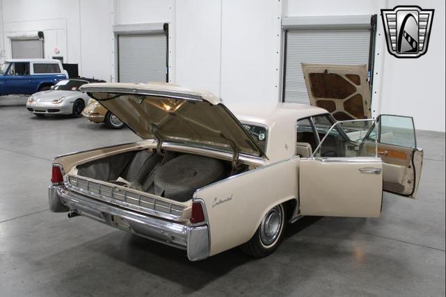 Photo of 1963 Yellow Lincoln Continental