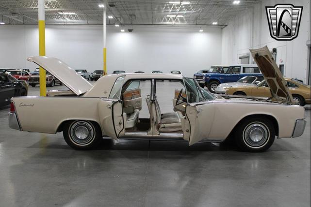 Photo of 1963 Yellow Lincoln Continental