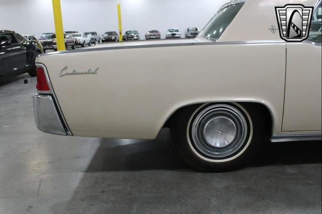 Photo of 1963 Yellow Lincoln Continental