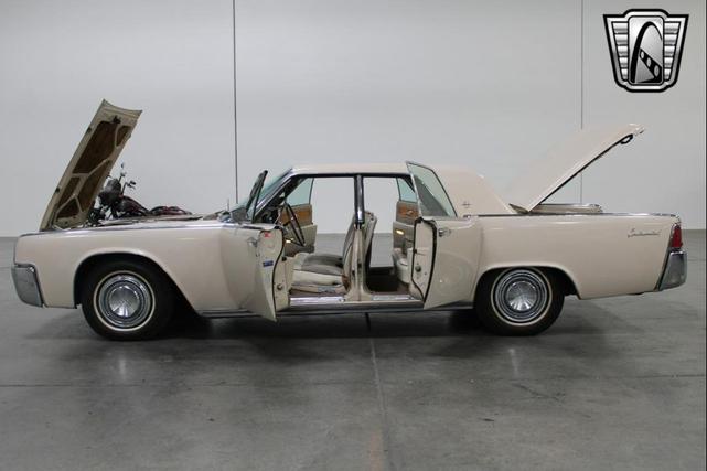 Photo of 1963 Yellow Lincoln Continental