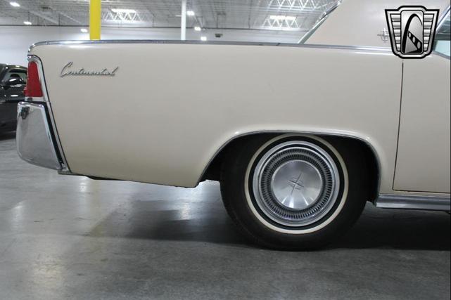 Photo of 1963 Yellow Lincoln Continental