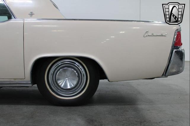 Photo of 1963 Yellow Lincoln Continental