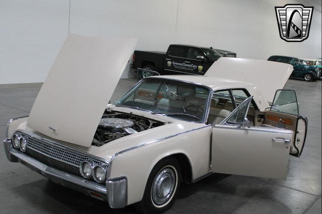 Photo of 1963 Yellow Lincoln Continental