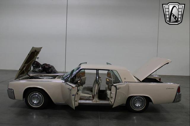 Photo of 1963 Yellow Lincoln Continental