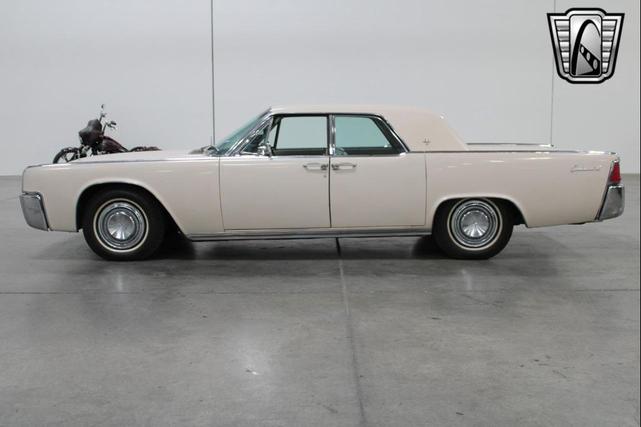 Photo of 1963 Yellow Lincoln Continental