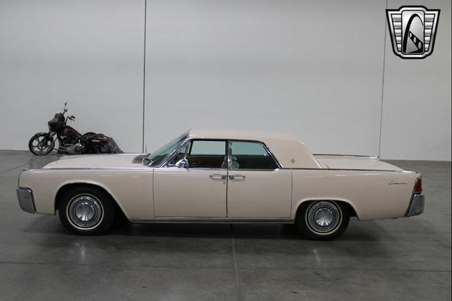 Photo of 1963 Yellow Lincoln Continental