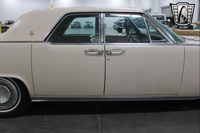 Photo of 1963 Yellow Lincoln Continental