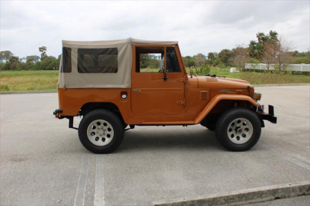 Photo of 1974 Orange Toyota Land Cruiser