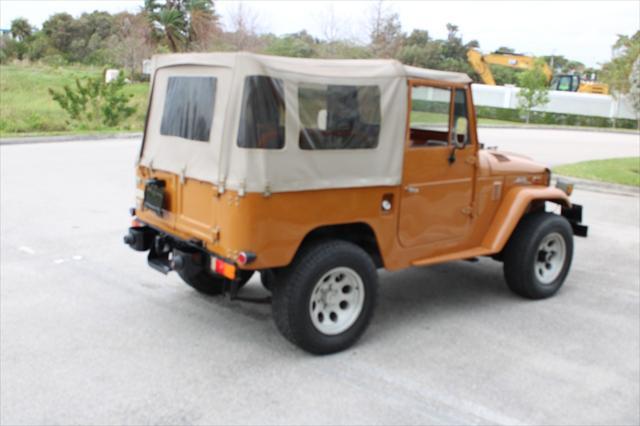 Photo of 1974 Orange Toyota Land Cruiser