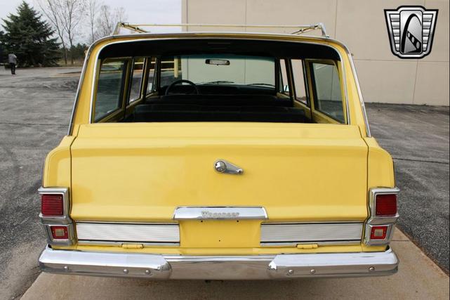 Photo of 1976 Yellow Jeep Wagoneer