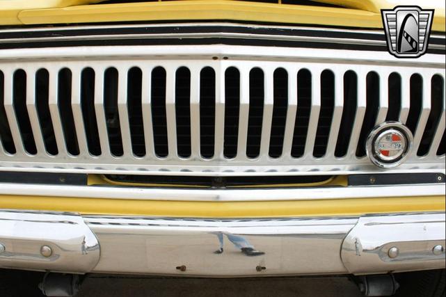 Photo of 1976 Yellow Jeep Wagoneer