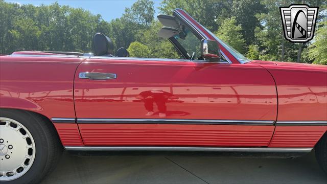 Photo of 1987 Red Mercedes-Benz 560SL