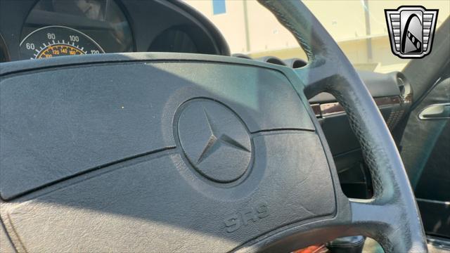 Photo of 1987 Red Mercedes-Benz 560SL