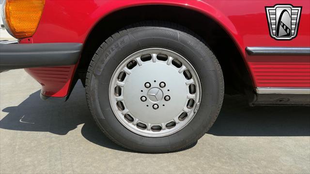 Photo of 1987 Red Mercedes-Benz 560SL