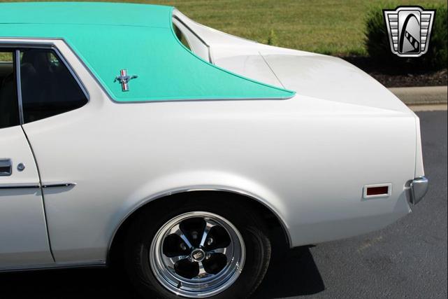 Photo of 1972 White Ford Mustang