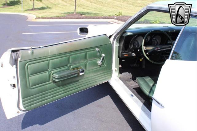 Photo of 1972 White Ford Mustang