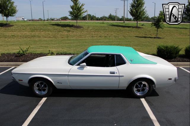 Photo of 1972 White Ford Mustang