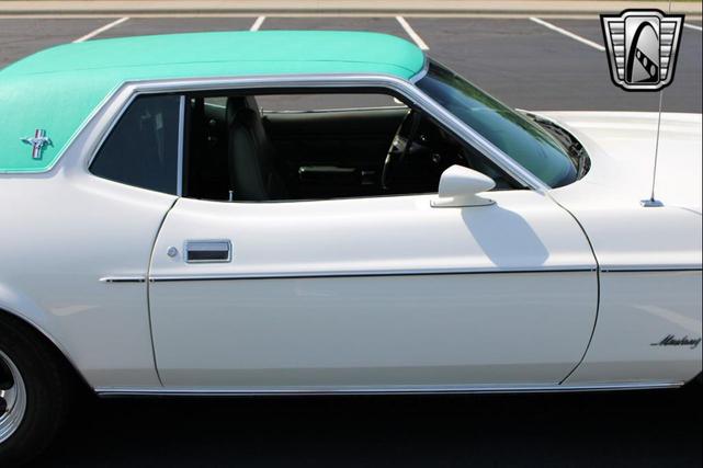 Photo of 1972 White Ford Mustang