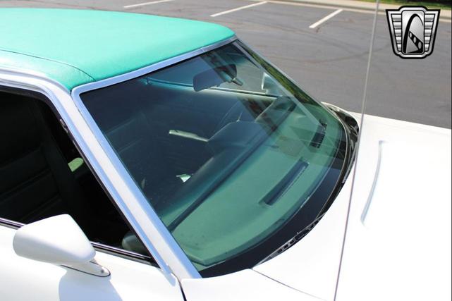 Photo of 1972 White Ford Mustang