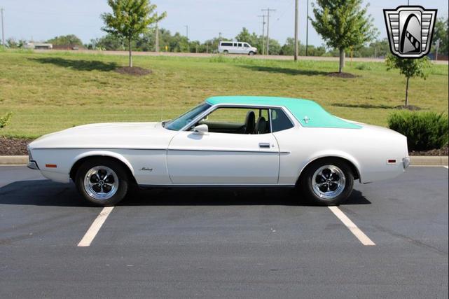 Photo of 1972 White Ford Mustang
