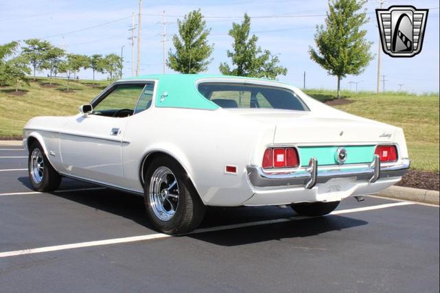 Photo of 1972 White Ford Mustang