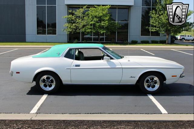 Photo of 1972 White Ford Mustang