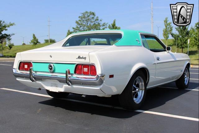 Photo of 1972 White Ford Mustang