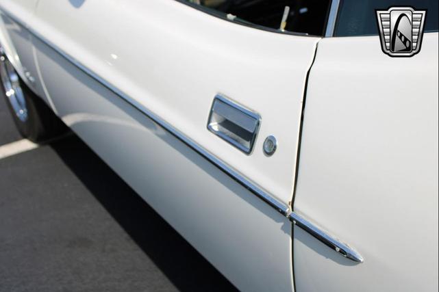 Photo of 1972 White Ford Mustang