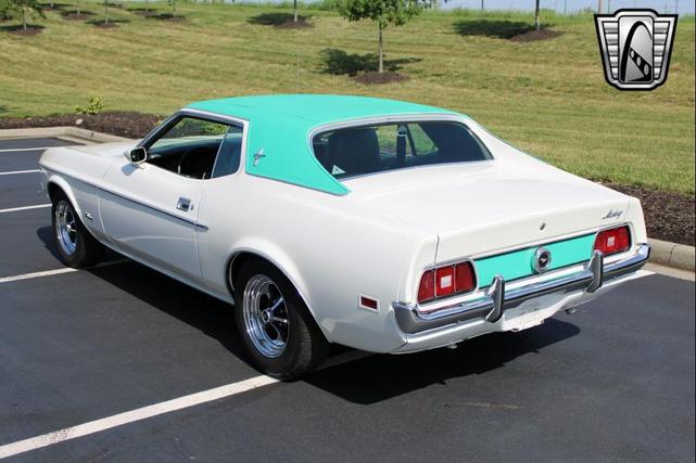 Photo of 1972 White Ford Mustang