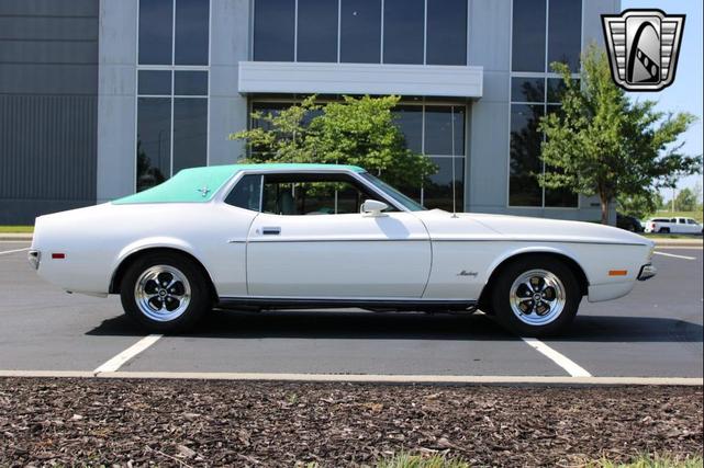 Photo of 1972 White Ford Mustang