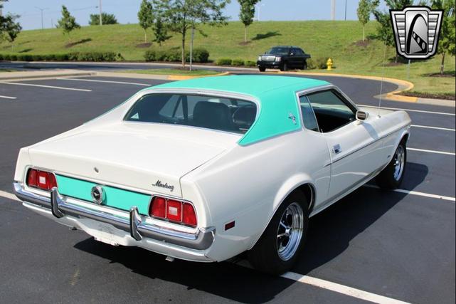 Photo of 1972 White Ford Mustang