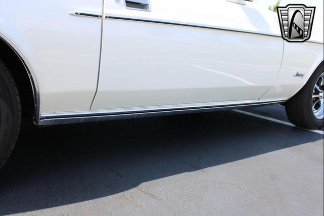 Photo of 1972 White Ford Mustang