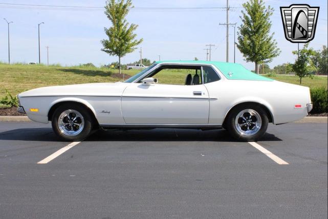 Photo of 1972 White Ford Mustang