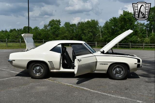 Photo of 1969 White Chevrolet Camaro