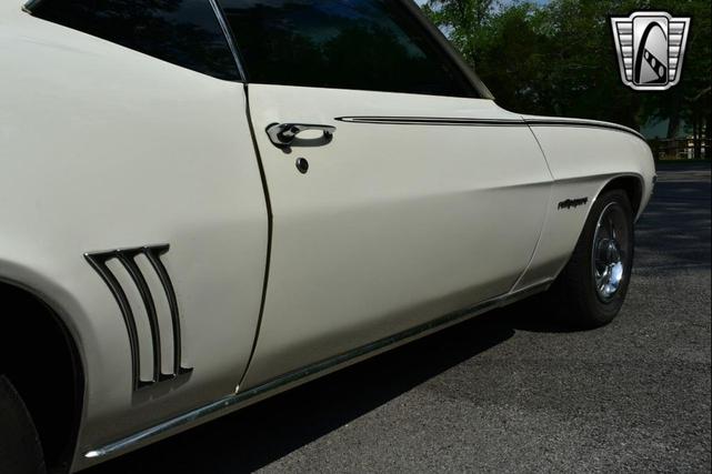 Photo of 1969 White Chevrolet Camaro