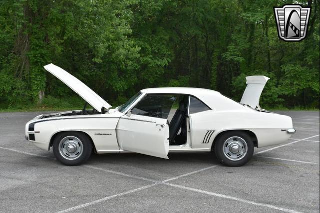 Photo of 1969 White Chevrolet Camaro