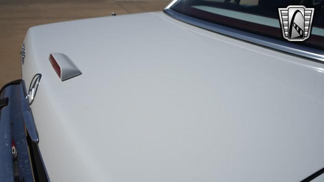 Photo of 1989 White Mercedes-Benz 560SL