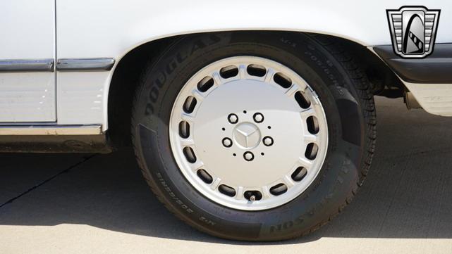 Photo of 1989 White Mercedes-Benz 560SL