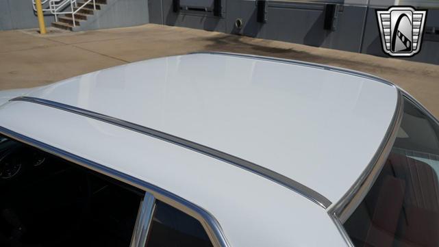 Photo of 1989 White Mercedes-Benz 560SL