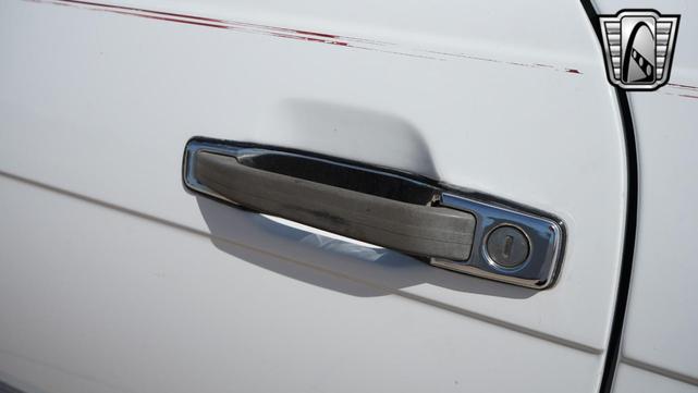 Photo of 1989 White Mercedes-Benz 560SL