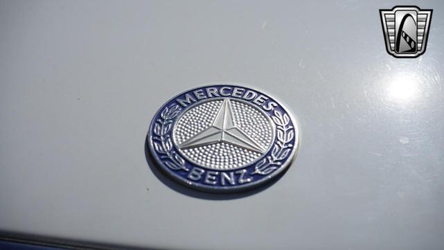 Photo of 1989 White Mercedes-Benz 560SL